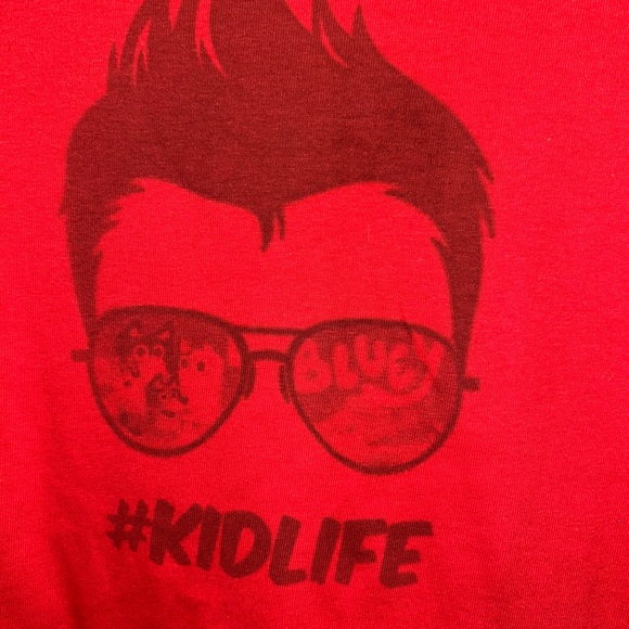 Gildan Red Graphic Tee with “#KIDSLIFE” design - Picture 2 of 5